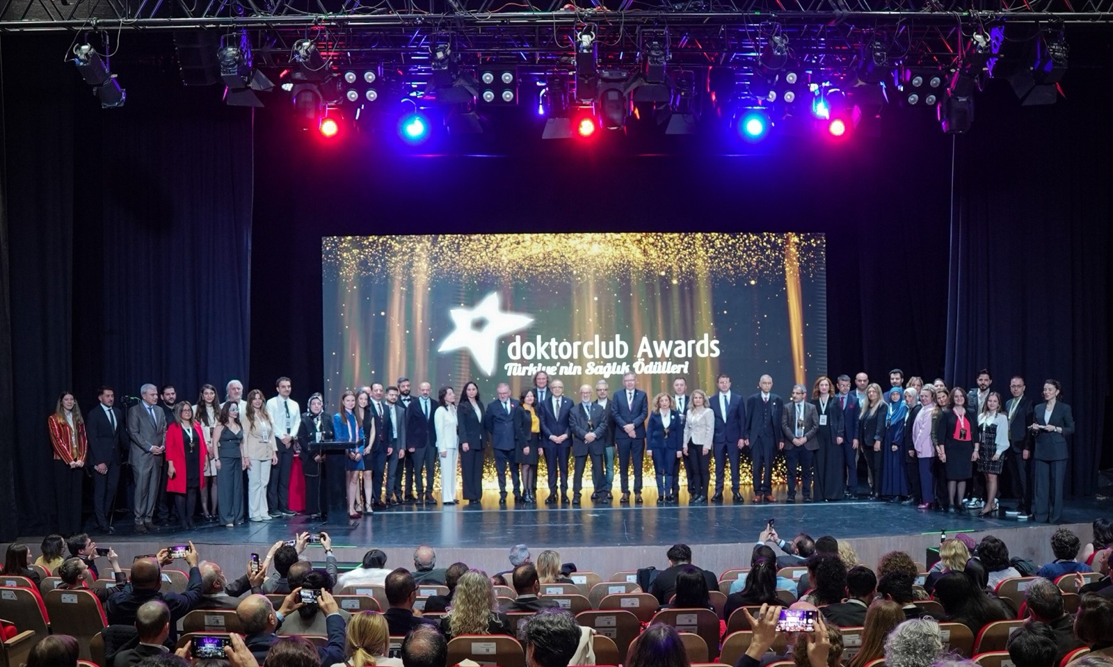 Doktorclub Awards 2025 töreninde sahnede toplu fotoğraf